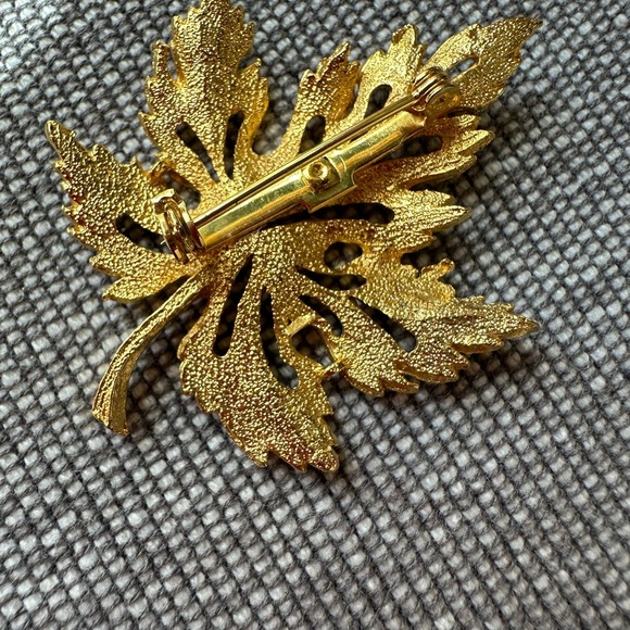 Vintage Gold Leaf Brooch - Picture 5 of 15